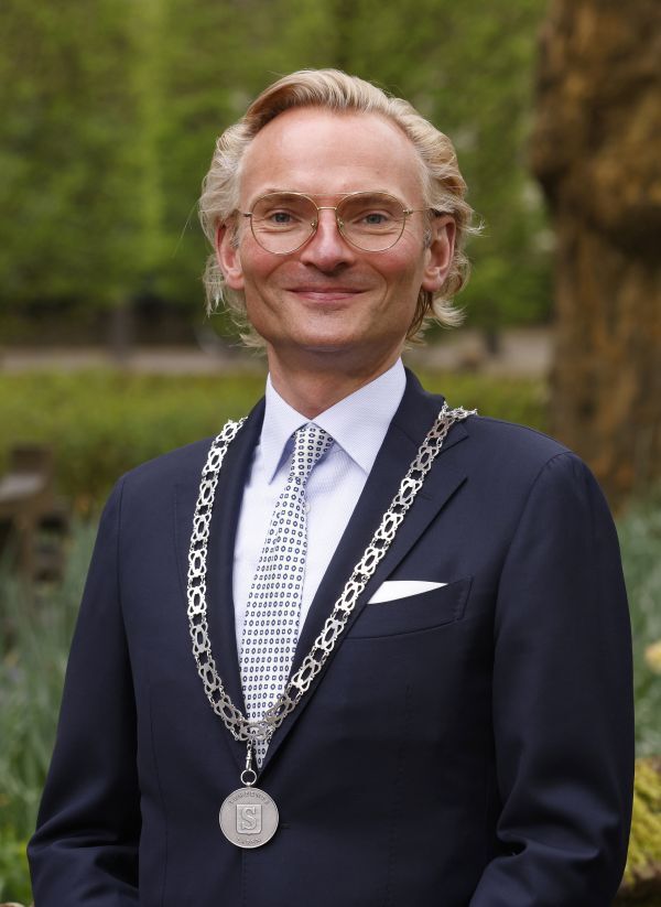Portretfoto van Burgemeester Nanning Mol