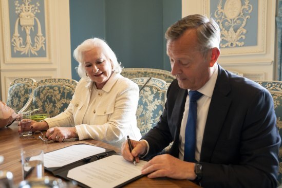 Commissaris van de Koning in Noord-Holland, Arthur van Dijk benoemt Joan de Zwart-Bloch tot waarnemend burgemeester van Laren