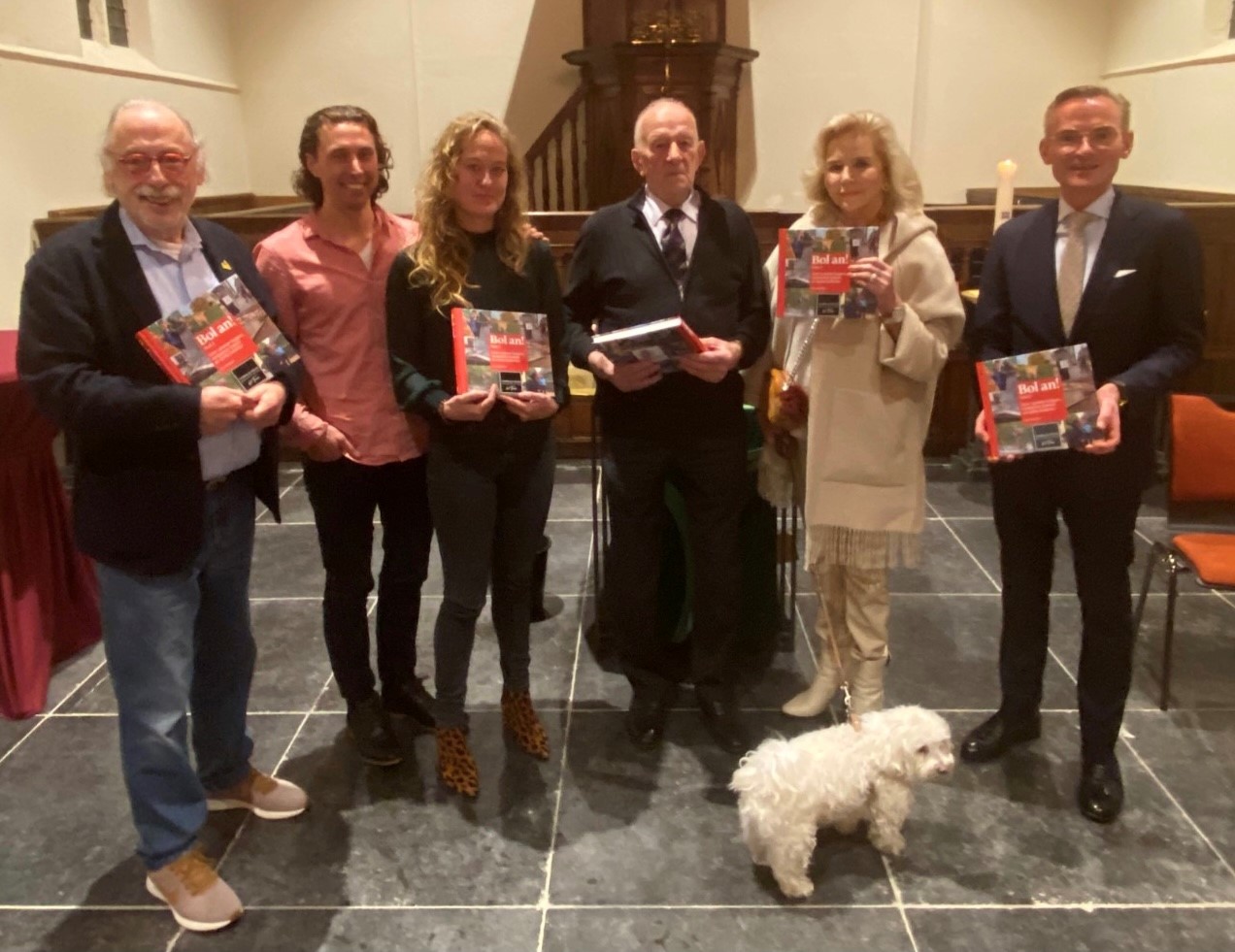 De burgemeester, Leo Janssen en 4 andere mensen met het boek in hun handen